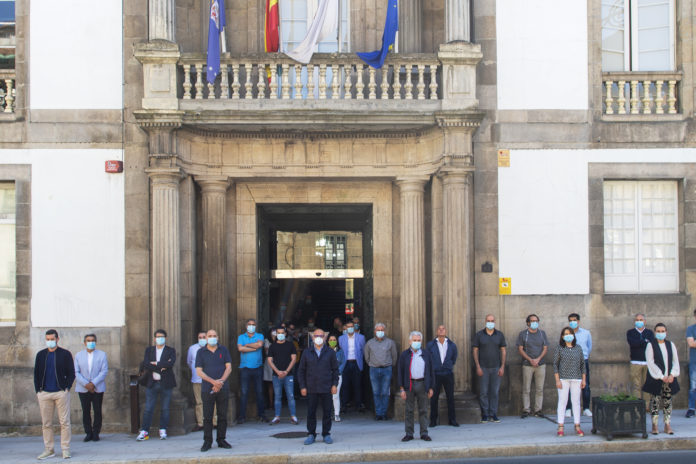 Minuto de silencio diante da Deputación de Ourense
